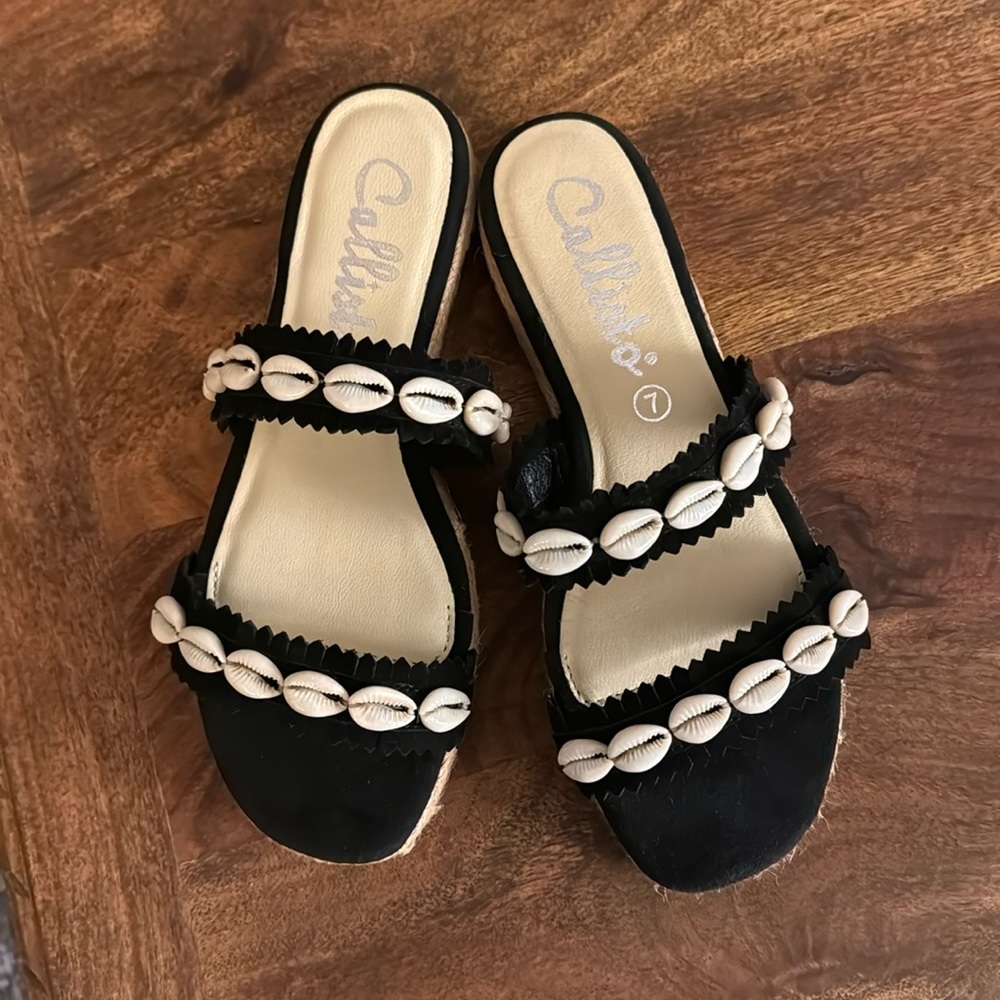 BNWOT - Callisto Windham Black Slide Sandal Espadrille Detail with Shells, Sz 7